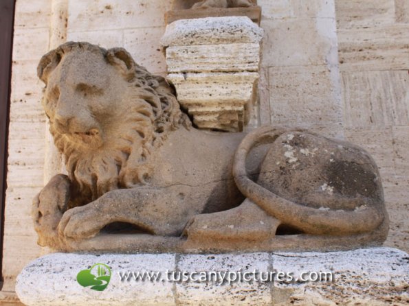 Lions in San Quirico Val d'Orcia